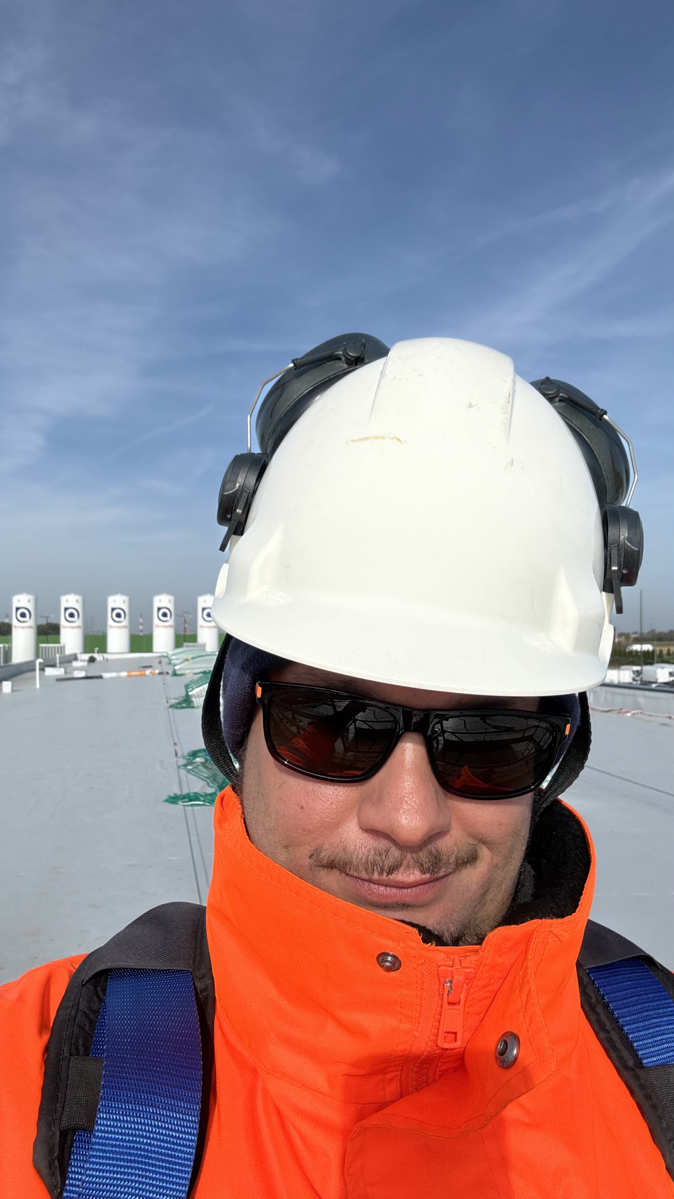 Patryk Ulatowski podczas nadzoru BHP na budowie silosów EIFFAGE